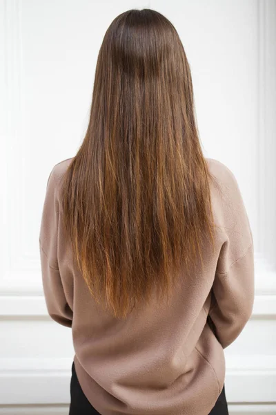 Длинные волнистые волосы, вид сзади, закрытый — стоковое фото