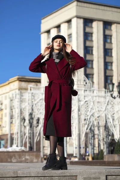 Menina bonita em elegante em um longo casaco de Borgonha — Fotografia de Stock