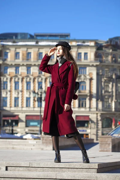 Kız güzel şık uzun bordo bir ceket — Stok fotoğraf