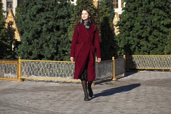 Bella ragazza in elegante in un lungo cappotto bordeaux — Foto Stock