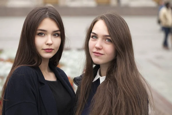 Twee gelukkige jonge vrouwen — Stockfoto