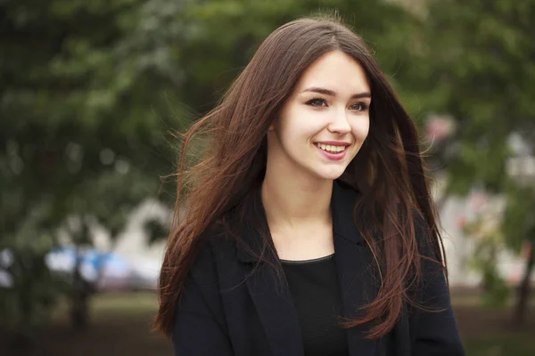 Jeune belle fille brune dans le parc d'automne — Photo