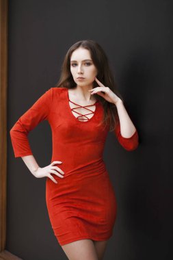 Kırmızı elbiseli genç güzel esmer model