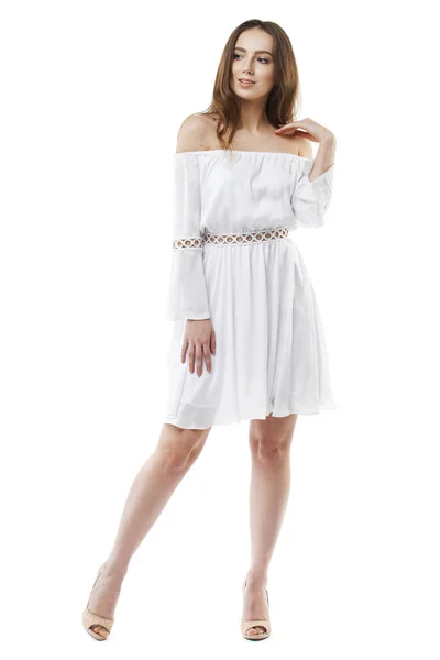 Porträtt av en full längd ung brunett kvinna i vit klänning — Stockfoto