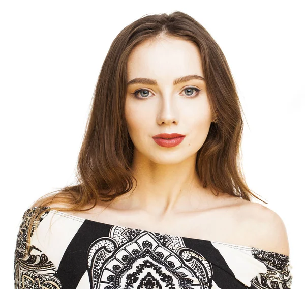 Fekete-fehér ruha a gyönyörű fiatal barna nő — Stock Fotó