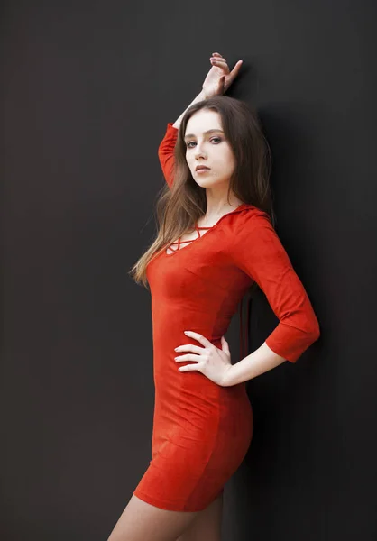 Gyönyörű fiatal barna modell, piros ruhás — Stock Fotó