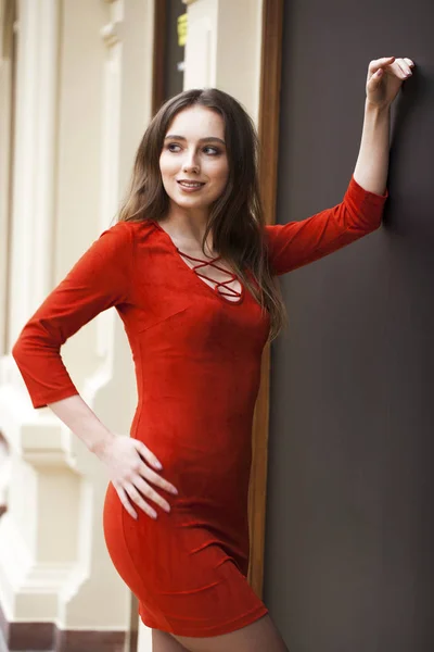 Kırmızı elbiseli genç güzel esmer model — Stok fotoğraf