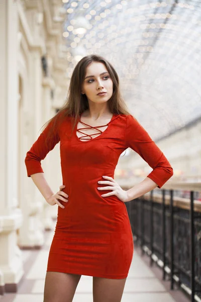 Jovem modelo morena bonita em vestido vermelho — Fotografia de Stock