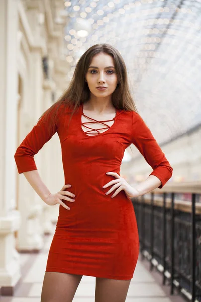 Mladá krásná brunetka model v červených šatech — Stock fotografie