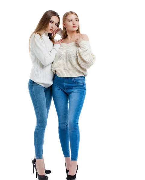 Dos mujeres en jeans azules y suéter blanco — Foto de Stock