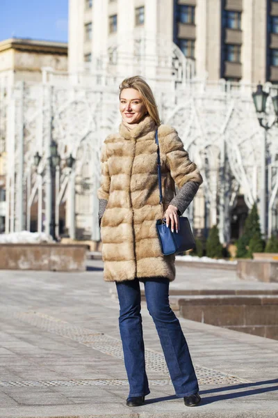 Young beautiful woman in winter coat — Stock Photo, Image