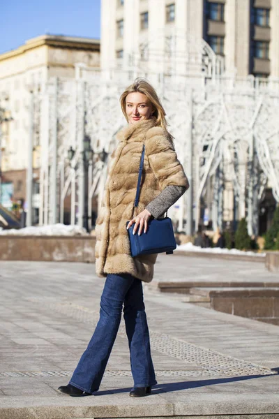 Jeune belle femme en manteau d'hiver — Photo