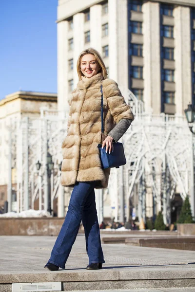 Young beautiful woman in winter coat — Stock Photo, Image