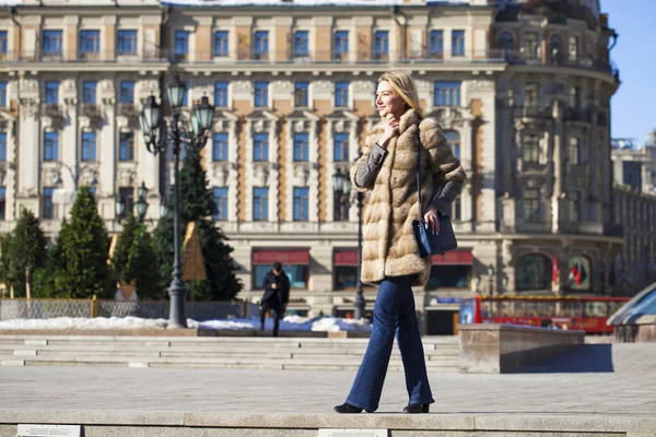 Mulher bonita nova no casaco de inverno — Fotografia de Stock