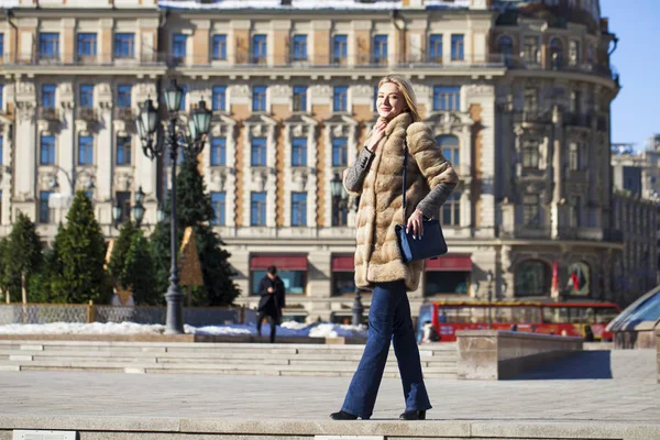 Young beautiful woman in winter coat — Stock Photo, Image