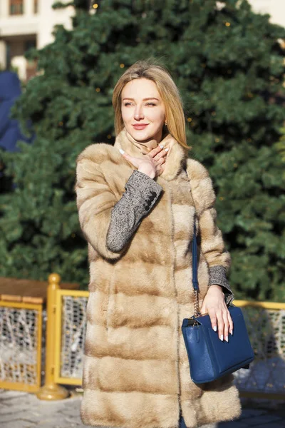 Giovane bella donna in cappotto invernale — Foto Stock