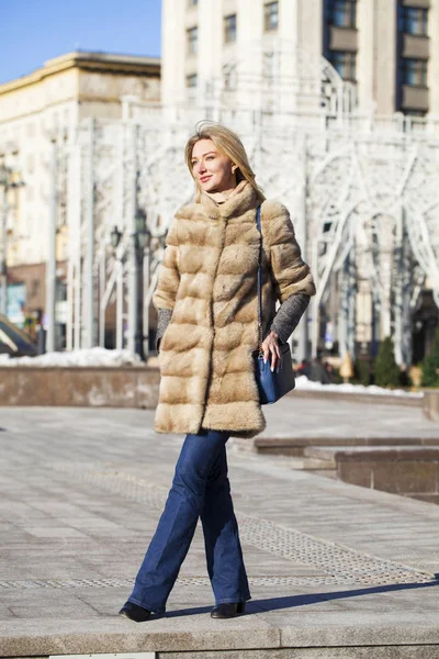 Jonge mooie vrouw In winterjas — Stockfoto