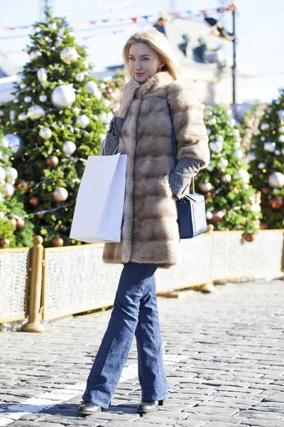 Mulher bonita nova no casaco de inverno — Fotografia de Stock