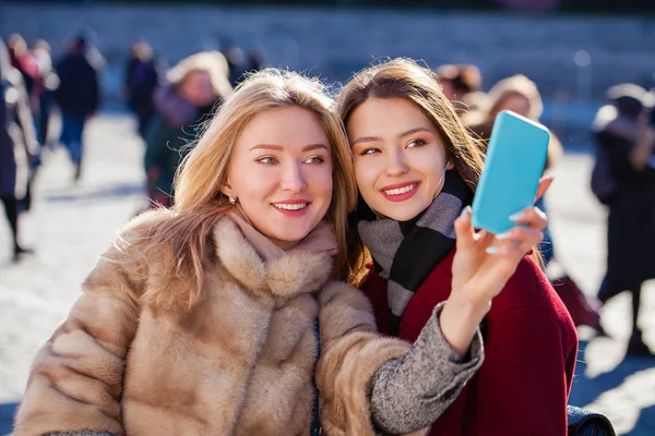 Zwei glückliche junge Frauen — Stockfoto