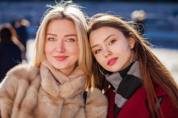 Duas jovens mulheres felizes — Fotografia de Stock