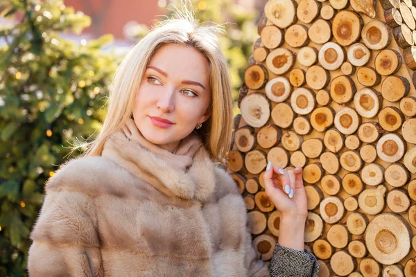 Portret close up van jonge mooie gelukkige vrouw — Stockfoto