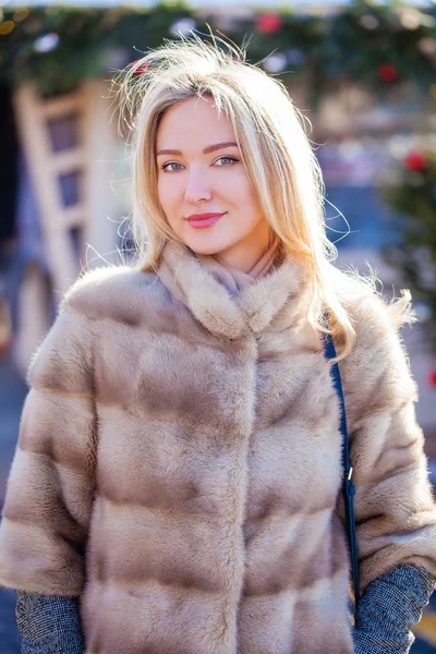 Retrato de cerca de la joven hermosa mujer feliz —  Fotos de Stock