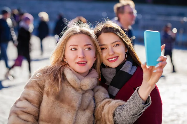 Zwei glückliche junge Frauen — Stockfoto