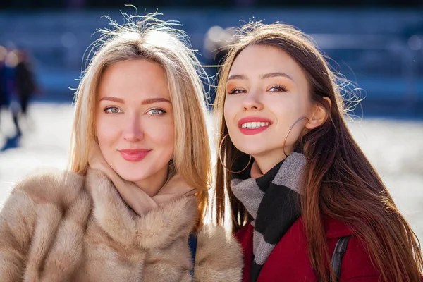 Duas jovens mulheres felizes — Fotografia de Stock