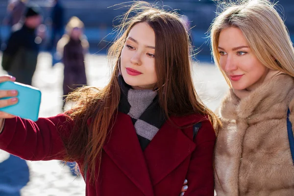 Twee gelukkige jonge vrouwen — Stockfoto