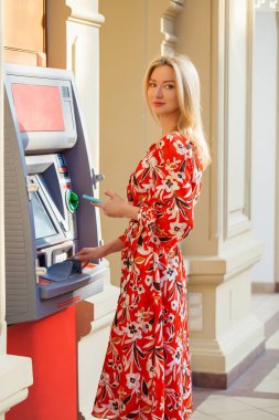 Atm de kredi kartından para çekme mutlu sarışın kadın 