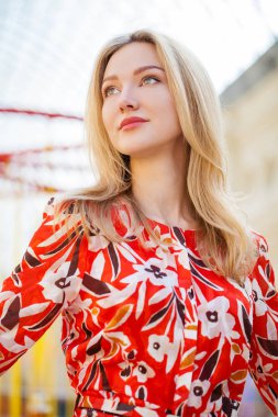 Dükkanda güzel sarışın kadın