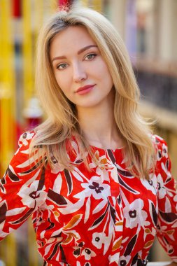 Dükkanda güzel sarışın kadın