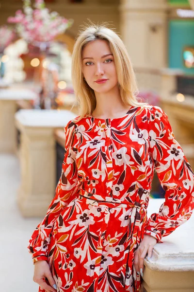 Hermosa mujer rubia en la tienda — Foto de Stock