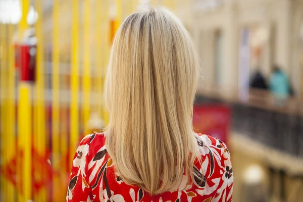 Female Long blonde hair, rear view, indoor — Stock Photo, Image