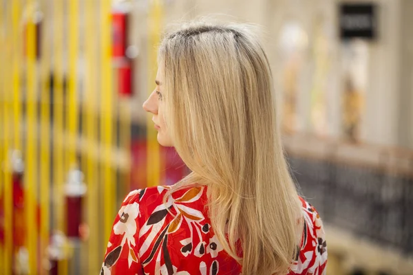 Vrouwelijke lange blonde haren, achteraanzicht, indoor — Stockfoto