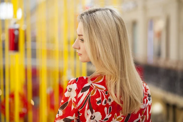 Feminino Cabelo loiro longo, visão traseira, interior — Fotografia de Stock