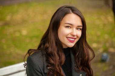 Gri paltolu güzel bir genç kadın portresi 