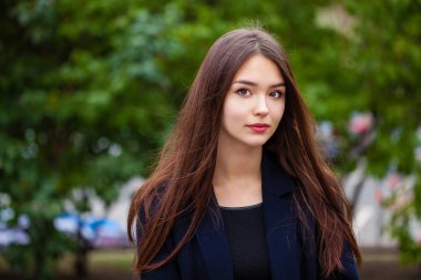 Sonbahar parkta genç güzel esmer kız