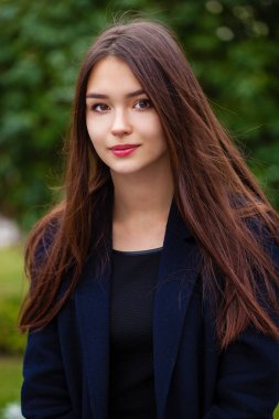 Sonbahar parkta genç güzel esmer kız