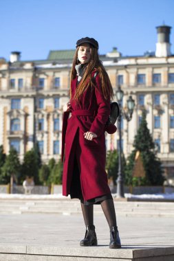 Kız güzel şık uzun bordo bir ceket