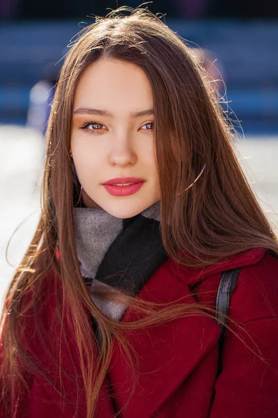 Closeup retrato de uma jovem em um casaco de caxemira borgonha em — Fotografia de Stock