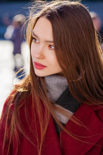 Primo piano ritratto di una giovane ragazza in un cappotto di cashmere bordeaux in — Foto Stock