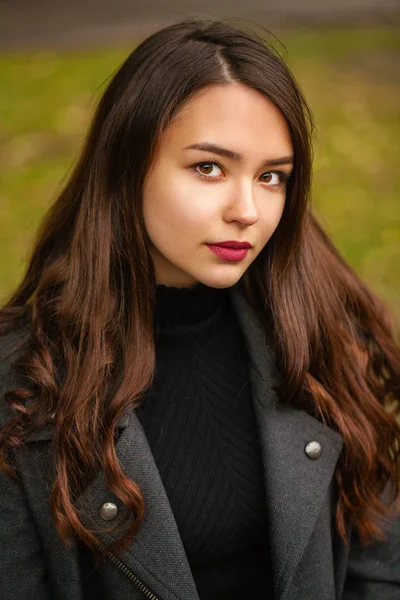 Ritratto di una giovane bella donna in cappotto grigio — Foto Stock