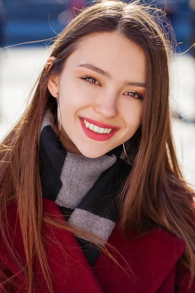 Primo piano ritratto di una giovane ragazza in un cappotto di cashmere bordeaux in — Foto Stock