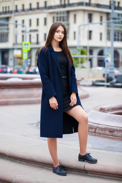 Joven hermosa chica morena en el parque de otoño — Foto de Stock