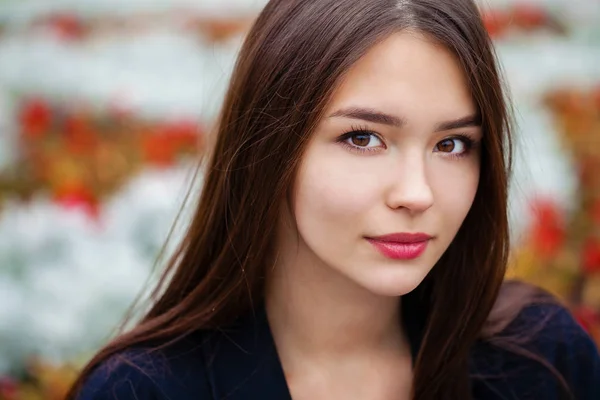 Young beautiful brunette girl in the autumn park — Stock Photo, Image