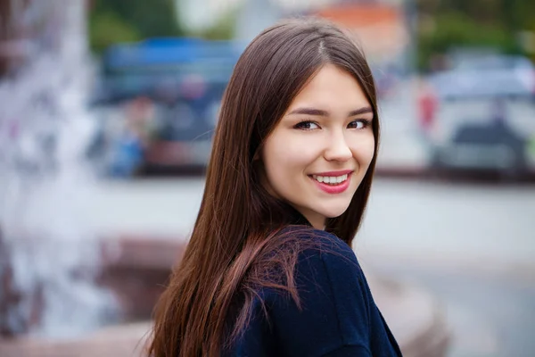 Ung vacker brunett flicka i parken hösten — Stockfoto