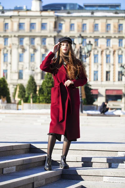 Bella ragazza in elegante in un lungo cappotto bordeaux — Foto Stock