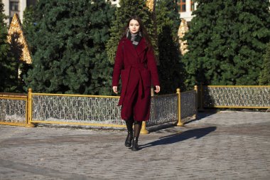 Kız güzel şık uzun bordo bir ceket
