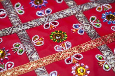 Kırmızı deri üzerinde nakış